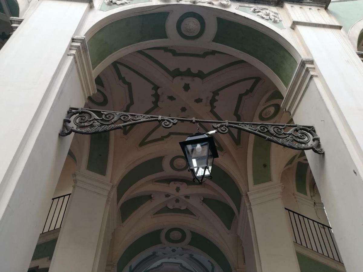נאפולי "Dint E Viche E Napule" Guest House מראה חיצוני תמונה